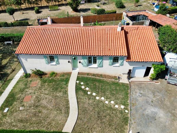 DOIX LES FONTAINES 85200 AGREABLE MAISON SEMI PLAIN PIED 3 CHAMBRES AVEC ANNEXES ET JARDIN 1500M² CLOS