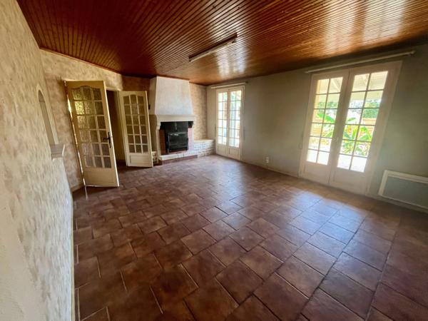 DOIX LES FONTAINES 85200 AGREABLE MAISON SEMI PLAIN PIED 3 CHAMBRES AVEC ANNEXES ET JARDIN 1500M² CLOS