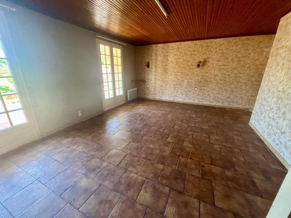 DOIX LES FONTAINES 85200 AGREABLE MAISON SEMI PLAIN PIED 3 CHAMBRES AVEC ANNEXES ET JARDIN 1500M² CLOS