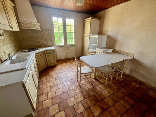 DOIX LES FONTAINES 85200 AGREABLE MAISON SEMI PLAIN PIED 3 CHAMBRES AVEC ANNEXES ET JARDIN 1500M² CLOS