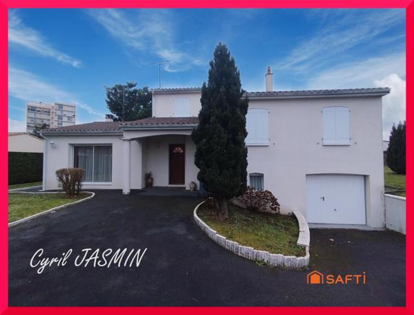 À deux pas du centre-ville et des commodités, découvrez cette maison lumineuse aux beaux volumes !