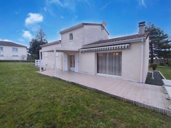 À deux pas du centre-ville et des commodités, découvrez cette maison lumineuse aux beaux volumes !