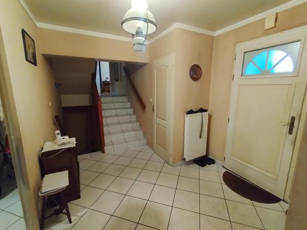 À deux pas du centre-ville et des commodités, découvrez cette maison lumineuse aux beaux volumes !