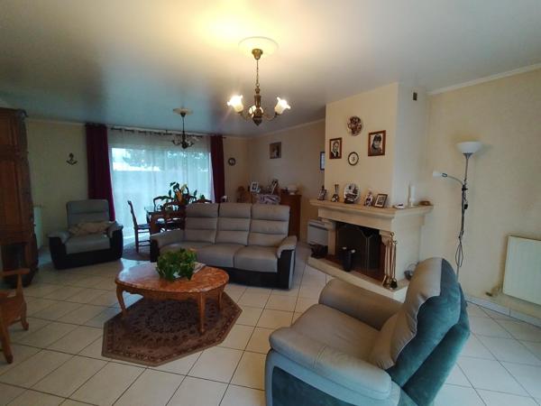 À deux pas du centre-ville et des commodités, découvrez cette maison lumineuse aux beaux volumes !