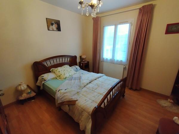 À deux pas du centre-ville et des commodités, découvrez cette maison lumineuse aux beaux volumes !