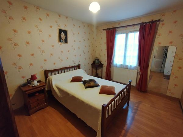 À deux pas du centre-ville et des commodités, découvrez cette maison lumineuse aux beaux volumes !