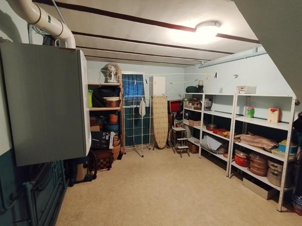 À deux pas du centre-ville et des commodités, découvrez cette maison lumineuse aux beaux volumes !