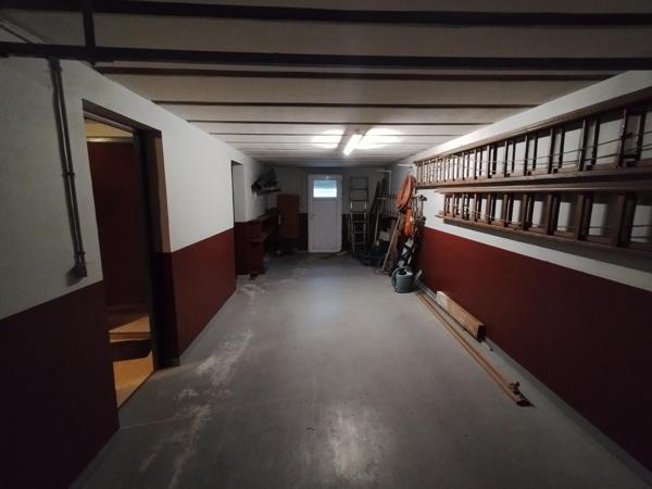 À deux pas du centre-ville et des commodités, découvrez cette maison lumineuse aux beaux volumes !