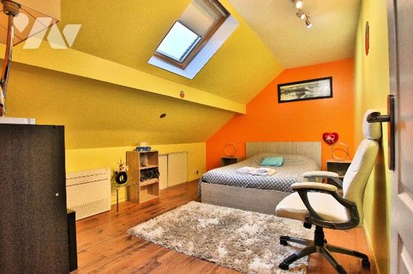 Elégante maison de 226m² –9 pièces dont 7 chambres-2 salles d'eau et 1 salle de bain–Sous-sol-jardin