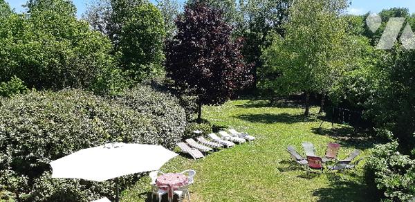 Elégante maison de 226m² –9 pièces dont 7 chambres-2 salles d'eau et 1 salle de bain–Sous-sol-jardin