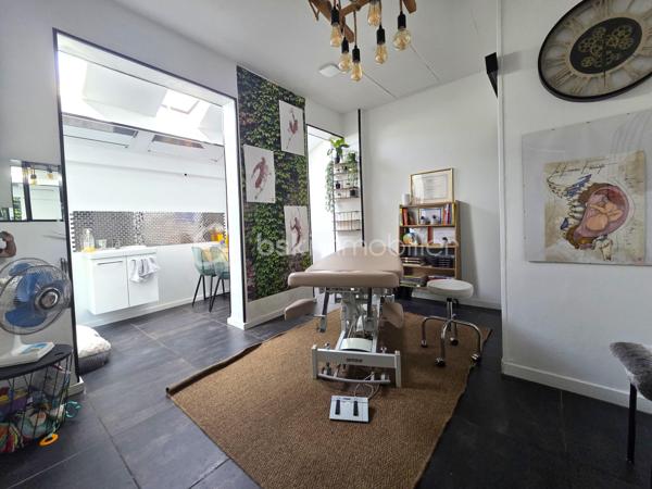 déalement situé au cœur de Champs-sur-Marne, ce pôle médical et paramédical d’exception bénéficie d’une configuration optimale pour accueillir une équipe pluridisciplinaire. Développant une surface totale de 172 m², l’ensemble de la structure a fait l’objet d’une rénovation intégrale et rigoureuse réalisée entre 2021 et 2022. Aucun travaux n’est à prévoir, garantissant un outil de travail immédiatement opérationnel et conforme aux exigences de standing, de confort et d'accessibilité actuelles pour les professionnels de santé et leur patientèle.

L’organisation intérieure a été minutieusement pensée pour fluidifier la circulation, préserver la parfaite confidentialité des consultations et optimiser la gestion des flux de patients grâce à une alternance de zones d’attente dédiées et mutualisées. La structure propose un total de 9 cabinets de consultation indépendants et se déploie de manière très fonctionnelle. Une première partie offre un espace de consultation totalement autonome comprenant sa propre salle d’attente privative, un cabinet de consultation ainsi qu’un bloc sanitaire privatif, ce qui convient idéalement à une spécialité exigeant une discrétion absolue. Le cœur de l’activité s'organise autour d'une deuxième partie conçue comme un plateau technique groupé, où une vaste salle d’attente commune dessert quatre cabinets de consultation indépendants, optimisant ainsi les espaces et la gestion d'un éventuel secrétariat. Une troisième partie se développe en duplex sur deux niveaux parfaitement équilibrés, proposant au rez-de-chaussée une salle d’attente distribuant un cabinet de consultation, et à l’étage une autre salle d’attente distribuant également un cabinet de consultation. Enfin, l'ensemble est complété par deux unités satellites indépendantes, à savoir un cabinet de consultation isolé au centre de la structure fonctionnant de manière autonome, ainsi qu'un dernier cabinet de consultation supplémentaire et totalement indépendant.

Ce cabinet médical se distingue par la qualité de ses prestations récentes, ses volumes lumineux et son isolation acoustique performante indispensable à l’exercice professionnel. Sur le plan financier, ce bien représente un investissement patrimonial hautement stratégique et sécurisé : lorsque l’ensemble des cabinets de consultation est loué, la structure génère une excellente performance financière, offrant une rentabilité locative de presque 10 %. Un bien clé en main exceptionnel sur le secteur très recherché de Champs-sur-Marne.