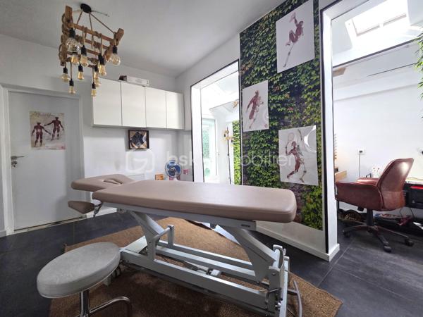 déalement situé au cœur de Champs-sur-Marne, ce pôle médical et paramédical d’exception bénéficie d’une configuration optimale pour accueillir une équipe pluridisciplinaire. Développant une surface totale de 172 m², l’ensemble de la structure a fait l’objet d’une rénovation intégrale et rigoureuse réalisée entre 2021 et 2022. Aucun travaux n’est à prévoir, garantissant un outil de travail immédiatement opérationnel et conforme aux exigences de standing, de confort et d'accessibilité actuelles pour les professionnels de santé et leur patientèle.

L’organisation intérieure a été minutieusement pensée pour fluidifier la circulation, préserver la parfaite confidentialité des consultations et optimiser la gestion des flux de patients grâce à une alternance de zones d’attente dédiées et mutualisées. La structure propose un total de 9 cabinets de consultation indépendants et se déploie de manière très fonctionnelle. Une première partie offre un espace de consultation totalement autonome comprenant sa propre salle d’attente privative, un cabinet de consultation ainsi qu’un bloc sanitaire privatif, ce qui convient idéalement à une spécialité exigeant une discrétion absolue. Le cœur de l’activité s'organise autour d'une deuxième partie conçue comme un plateau technique groupé, où une vaste salle d’attente commune dessert quatre cabinets de consultation indépendants, optimisant ainsi les espaces et la gestion d'un éventuel secrétariat. Une troisième partie se développe en duplex sur deux niveaux parfaitement équilibrés, proposant au rez-de-chaussée une salle d’attente distribuant un cabinet de consultation, et à l’étage une autre salle d’attente distribuant également un cabinet de consultation. Enfin, l'ensemble est complété par deux unités satellites indépendantes, à savoir un cabinet de consultation isolé au centre de la structure fonctionnant de manière autonome, ainsi qu'un dernier cabinet de consultation supplémentaire et totalement indépendant.

Ce cabinet médical se distingue par la qualité de ses prestations récentes, ses volumes lumineux et son isolation acoustique performante indispensable à l’exercice professionnel. Sur le plan financier, ce bien représente un investissement patrimonial hautement stratégique et sécurisé : lorsque l’ensemble des cabinets de consultation est loué, la structure génère une excellente performance financière, offrant une rentabilité locative de presque 10 %. Un bien clé en main exceptionnel sur le secteur très recherché de Champs-sur-Marne.