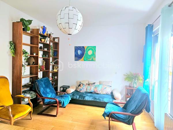 déalement situé au cœur de Champs-sur-Marne, ce pôle médical et paramédical d’exception bénéficie d’une configuration optimale pour accueillir une équipe pluridisciplinaire. Développant une surface totale de 172 m², l’ensemble de la structure a fait l’objet d’une rénovation intégrale et rigoureuse réalisée entre 2021 et 2022. Aucun travaux n’est à prévoir, garantissant un outil de travail immédiatement opérationnel et conforme aux exigences de standing, de confort et d'accessibilité actuelles pour les professionnels de santé et leur patientèle.

L’organisation intérieure a été minutieusement pensée pour fluidifier la circulation, préserver la parfaite confidentialité des consultations et optimiser la gestion des flux de patients grâce à une alternance de zones d’attente dédiées et mutualisées. La structure propose un total de 9 cabinets de consultation indépendants et se déploie de manière très fonctionnelle. Une première partie offre un espace de consultation totalement autonome comprenant sa propre salle d’attente privative, un cabinet de consultation ainsi qu’un bloc sanitaire privatif, ce qui convient idéalement à une spécialité exigeant une discrétion absolue. Le cœur de l’activité s'organise autour d'une deuxième partie conçue comme un plateau technique groupé, où une vaste salle d’attente commune dessert quatre cabinets de consultation indépendants, optimisant ainsi les espaces et la gestion d'un éventuel secrétariat. Une troisième partie se développe en duplex sur deux niveaux parfaitement équilibrés, proposant au rez-de-chaussée une salle d’attente distribuant un cabinet de consultation, et à l’étage une autre salle d’attente distribuant également un cabinet de consultation. Enfin, l'ensemble est complété par deux unités satellites indépendantes, à savoir un cabinet de consultation isolé au centre de la structure fonctionnant de manière autonome, ainsi qu'un dernier cabinet de consultation supplémentaire et totalement indépendant.

Ce cabinet médical se distingue par la qualité de ses prestations récentes, ses volumes lumineux et son isolation acoustique performante indispensable à l’exercice professionnel. Sur le plan financier, ce bien représente un investissement patrimonial hautement stratégique et sécurisé : lorsque l’ensemble des cabinets de consultation est loué, la structure génère une excellente performance financière, offrant une rentabilité locative de presque 10 %. Un bien clé en main exceptionnel sur le secteur très recherché de Champs-sur-Marne.