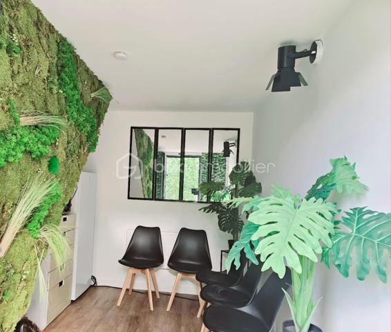 déalement situé au cœur de Champs-sur-Marne, ce pôle médical et paramédical d’exception bénéficie d’une configuration optimale pour accueillir une équipe pluridisciplinaire. Développant une surface totale de 172 m², l’ensemble de la structure a fait l’objet d’une rénovation intégrale et rigoureuse réalisée entre 2021 et 2022. Aucun travaux n’est à prévoir, garantissant un outil de travail immédiatement opérationnel et conforme aux exigences de standing, de confort et d'accessibilité actuelles pour les professionnels de santé et leur patientèle.

L’organisation intérieure a été minutieusement pensée pour fluidifier la circulation, préserver la parfaite confidentialité des consultations et optimiser la gestion des flux de patients grâce à une alternance de zones d’attente dédiées et mutualisées. La structure propose un total de 9 cabinets de consultation indépendants et se déploie de manière très fonctionnelle. Une première partie offre un espace de consultation totalement autonome comprenant sa propre salle d’attente privative, un cabinet de consultation ainsi qu’un bloc sanitaire privatif, ce qui convient idéalement à une spécialité exigeant une discrétion absolue. Le cœur de l’activité s'organise autour d'une deuxième partie conçue comme un plateau technique groupé, où une vaste salle d’attente commune dessert quatre cabinets de consultation indépendants, optimisant ainsi les espaces et la gestion d'un éventuel secrétariat. Une troisième partie se développe en duplex sur deux niveaux parfaitement équilibrés, proposant au rez-de-chaussée une salle d’attente distribuant un cabinet de consultation, et à l’étage une autre salle d’attente distribuant également un cabinet de consultation. Enfin, l'ensemble est complété par deux unités satellites indépendantes, à savoir un cabinet de consultation isolé au centre de la structure fonctionnant de manière autonome, ainsi qu'un dernier cabinet de consultation supplémentaire et totalement indépendant.

Ce cabinet médical se distingue par la qualité de ses prestations récentes, ses volumes lumineux et son isolation acoustique performante indispensable à l’exercice professionnel. Sur le plan financier, ce bien représente un investissement patrimonial hautement stratégique et sécurisé : lorsque l’ensemble des cabinets de consultation est loué, la structure génère une excellente performance financière, offrant une rentabilité locative de presque 10 %. Un bien clé en main exceptionnel sur le secteur très recherché de Champs-sur-Marne.
