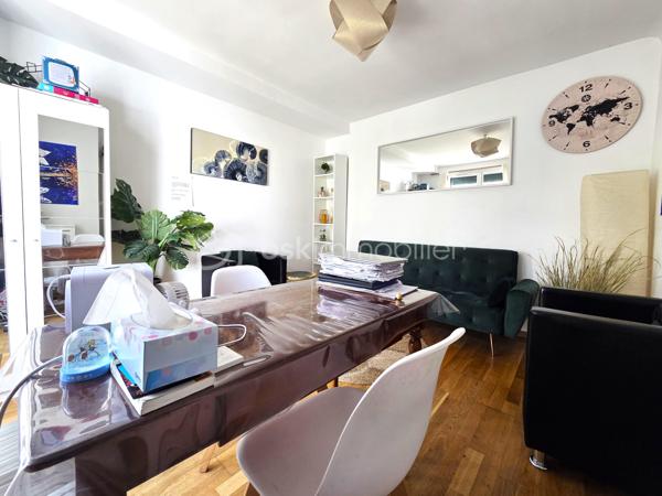 déalement situé au cœur de Champs-sur-Marne, ce pôle médical et paramédical d’exception bénéficie d’une configuration optimale pour accueillir une équipe pluridisciplinaire. Développant une surface totale de 172 m², l’ensemble de la structure a fait l’objet d’une rénovation intégrale et rigoureuse réalisée entre 2021 et 2022. Aucun travaux n’est à prévoir, garantissant un outil de travail immédiatement opérationnel et conforme aux exigences de standing, de confort et d'accessibilité actuelles pour les professionnels de santé et leur patientèle.

L’organisation intérieure a été minutieusement pensée pour fluidifier la circulation, préserver la parfaite confidentialité des consultations et optimiser la gestion des flux de patients grâce à une alternance de zones d’attente dédiées et mutualisées. La structure propose un total de 9 cabinets de consultation indépendants et se déploie de manière très fonctionnelle. Une première partie offre un espace de consultation totalement autonome comprenant sa propre salle d’attente privative, un cabinet de consultation ainsi qu’un bloc sanitaire privatif, ce qui convient idéalement à une spécialité exigeant une discrétion absolue. Le cœur de l’activité s'organise autour d'une deuxième partie conçue comme un plateau technique groupé, où une vaste salle d’attente commune dessert quatre cabinets de consultation indépendants, optimisant ainsi les espaces et la gestion d'un éventuel secrétariat. Une troisième partie se développe en duplex sur deux niveaux parfaitement équilibrés, proposant au rez-de-chaussée une salle d’attente distribuant un cabinet de consultation, et à l’étage une autre salle d’attente distribuant également un cabinet de consultation. Enfin, l'ensemble est complété par deux unités satellites indépendantes, à savoir un cabinet de consultation isolé au centre de la structure fonctionnant de manière autonome, ainsi qu'un dernier cabinet de consultation supplémentaire et totalement indépendant.

Ce cabinet médical se distingue par la qualité de ses prestations récentes, ses volumes lumineux et son isolation acoustique performante indispensable à l’exercice professionnel. Sur le plan financier, ce bien représente un investissement patrimonial hautement stratégique et sécurisé : lorsque l’ensemble des cabinets de consultation est loué, la structure génère une excellente performance financière, offrant une rentabilité locative de presque 10 %. Un bien clé en main exceptionnel sur le secteur très recherché de Champs-sur-Marne.