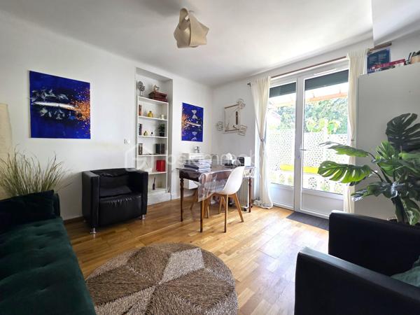 déalement situé au cœur de Champs-sur-Marne, ce pôle médical et paramédical d’exception bénéficie d’une configuration optimale pour accueillir une équipe pluridisciplinaire. Développant une surface totale de 172 m², l’ensemble de la structure a fait l’objet d’une rénovation intégrale et rigoureuse réalisée entre 2021 et 2022. Aucun travaux n’est à prévoir, garantissant un outil de travail immédiatement opérationnel et conforme aux exigences de standing, de confort et d'accessibilité actuelles pour les professionnels de santé et leur patientèle.

L’organisation intérieure a été minutieusement pensée pour fluidifier la circulation, préserver la parfaite confidentialité des consultations et optimiser la gestion des flux de patients grâce à une alternance de zones d’attente dédiées et mutualisées. La structure propose un total de 9 cabinets de consultation indépendants et se déploie de manière très fonctionnelle. Une première partie offre un espace de consultation totalement autonome comprenant sa propre salle d’attente privative, un cabinet de consultation ainsi qu’un bloc sanitaire privatif, ce qui convient idéalement à une spécialité exigeant une discrétion absolue. Le cœur de l’activité s'organise autour d'une deuxième partie conçue comme un plateau technique groupé, où une vaste salle d’attente commune dessert quatre cabinets de consultation indépendants, optimisant ainsi les espaces et la gestion d'un éventuel secrétariat. Une troisième partie se développe en duplex sur deux niveaux parfaitement équilibrés, proposant au rez-de-chaussée une salle d’attente distribuant un cabinet de consultation, et à l’étage une autre salle d’attente distribuant également un cabinet de consultation. Enfin, l'ensemble est complété par deux unités satellites indépendantes, à savoir un cabinet de consultation isolé au centre de la structure fonctionnant de manière autonome, ainsi qu'un dernier cabinet de consultation supplémentaire et totalement indépendant.

Ce cabinet médical se distingue par la qualité de ses prestations récentes, ses volumes lumineux et son isolation acoustique performante indispensable à l’exercice professionnel. Sur le plan financier, ce bien représente un investissement patrimonial hautement stratégique et sécurisé : lorsque l’ensemble des cabinets de consultation est loué, la structure génère une excellente performance financière, offrant une rentabilité locative de presque 10 %. Un bien clé en main exceptionnel sur le secteur très recherché de Champs-sur-Marne.