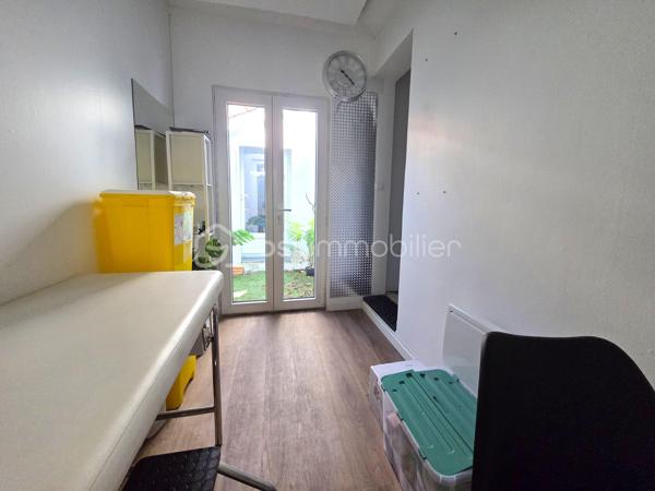 déalement situé au cœur de Champs-sur-Marne, ce pôle médical et paramédical d’exception bénéficie d’une configuration optimale pour accueillir une équipe pluridisciplinaire. Développant une surface totale de 172 m², l’ensemble de la structure a fait l’objet d’une rénovation intégrale et rigoureuse réalisée entre 2021 et 2022. Aucun travaux n’est à prévoir, garantissant un outil de travail immédiatement opérationnel et conforme aux exigences de standing, de confort et d'accessibilité actuelles pour les professionnels de santé et leur patientèle.

L’organisation intérieure a été minutieusement pensée pour fluidifier la circulation, préserver la parfaite confidentialité des consultations et optimiser la gestion des flux de patients grâce à une alternance de zones d’attente dédiées et mutualisées. La structure propose un total de 9 cabinets de consultation indépendants et se déploie de manière très fonctionnelle. Une première partie offre un espace de consultation totalement autonome comprenant sa propre salle d’attente privative, un cabinet de consultation ainsi qu’un bloc sanitaire privatif, ce qui convient idéalement à une spécialité exigeant une discrétion absolue. Le cœur de l’activité s'organise autour d'une deuxième partie conçue comme un plateau technique groupé, où une vaste salle d’attente commune dessert quatre cabinets de consultation indépendants, optimisant ainsi les espaces et la gestion d'un éventuel secrétariat. Une troisième partie se développe en duplex sur deux niveaux parfaitement équilibrés, proposant au rez-de-chaussée une salle d’attente distribuant un cabinet de consultation, et à l’étage une autre salle d’attente distribuant également un cabinet de consultation. Enfin, l'ensemble est complété par deux unités satellites indépendantes, à savoir un cabinet de consultation isolé au centre de la structure fonctionnant de manière autonome, ainsi qu'un dernier cabinet de consultation supplémentaire et totalement indépendant.

Ce cabinet médical se distingue par la qualité de ses prestations récentes, ses volumes lumineux et son isolation acoustique performante indispensable à l’exercice professionnel. Sur le plan financier, ce bien représente un investissement patrimonial hautement stratégique et sécurisé : lorsque l’ensemble des cabinets de consultation est loué, la structure génère une excellente performance financière, offrant une rentabilité locative de presque 10 %. Un bien clé en main exceptionnel sur le secteur très recherché de Champs-sur-Marne.