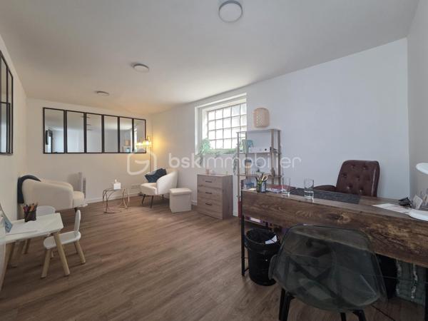 déalement situé au cœur de Champs-sur-Marne, ce pôle médical et paramédical d’exception bénéficie d’une configuration optimale pour accueillir une équipe pluridisciplinaire. Développant une surface totale de 172 m², l’ensemble de la structure a fait l’objet d’une rénovation intégrale et rigoureuse réalisée entre 2021 et 2022. Aucun travaux n’est à prévoir, garantissant un outil de travail immédiatement opérationnel et conforme aux exigences de standing, de confort et d'accessibilité actuelles pour les professionnels de santé et leur patientèle.

L’organisation intérieure a été minutieusement pensée pour fluidifier la circulation, préserver la parfaite confidentialité des consultations et optimiser la gestion des flux de patients grâce à une alternance de zones d’attente dédiées et mutualisées. La structure propose un total de 9 cabinets de consultation indépendants et se déploie de manière très fonctionnelle. Une première partie offre un espace de consultation totalement autonome comprenant sa propre salle d’attente privative, un cabinet de consultation ainsi qu’un bloc sanitaire privatif, ce qui convient idéalement à une spécialité exigeant une discrétion absolue. Le cœur de l’activité s'organise autour d'une deuxième partie conçue comme un plateau technique groupé, où une vaste salle d’attente commune dessert quatre cabinets de consultation indépendants, optimisant ainsi les espaces et la gestion d'un éventuel secrétariat. Une troisième partie se développe en duplex sur deux niveaux parfaitement équilibrés, proposant au rez-de-chaussée une salle d’attente distribuant un cabinet de consultation, et à l’étage une autre salle d’attente distribuant également un cabinet de consultation. Enfin, l'ensemble est complété par deux unités satellites indépendantes, à savoir un cabinet de consultation isolé au centre de la structure fonctionnant de manière autonome, ainsi qu'un dernier cabinet de consultation supplémentaire et totalement indépendant.

Ce cabinet médical se distingue par la qualité de ses prestations récentes, ses volumes lumineux et son isolation acoustique performante indispensable à l’exercice professionnel. Sur le plan financier, ce bien représente un investissement patrimonial hautement stratégique et sécurisé : lorsque l’ensemble des cabinets de consultation est loué, la structure génère une excellente performance financière, offrant une rentabilité locative de presque 10 %. Un bien clé en main exceptionnel sur le secteur très recherché de Champs-sur-Marne.