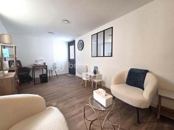 déalement situé au cœur de Champs-sur-Marne, ce pôle médical et paramédical d’exception bénéficie d’une configuration optimale pour accueillir une équipe pluridisciplinaire. Développant une surface totale de 172 m², l’ensemble de la structure a fait l’objet d’une rénovation intégrale et rigoureuse réalisée entre 2021 et 2022. Aucun travaux n’est à prévoir, garantissant un outil de travail immédiatement opérationnel et conforme aux exigences de standing, de confort et d'accessibilité actuelles pour les professionnels de santé et leur patientèle.

L’organisation intérieure a été minutieusement pensée pour fluidifier la circulation, préserver la parfaite confidentialité des consultations et optimiser la gestion des flux de patients grâce à une alternance de zones d’attente dédiées et mutualisées. La structure propose un total de 9 cabinets de consultation indépendants et se déploie de manière très fonctionnelle. Une première partie offre un espace de consultation totalement autonome comprenant sa propre salle d’attente privative, un cabinet de consultation ainsi qu’un bloc sanitaire privatif, ce qui convient idéalement à une spécialité exigeant une discrétion absolue. Le cœur de l’activité s'organise autour d'une deuxième partie conçue comme un plateau technique groupé, où une vaste salle d’attente commune dessert quatre cabinets de consultation indépendants, optimisant ainsi les espaces et la gestion d'un éventuel secrétariat. Une troisième partie se développe en duplex sur deux niveaux parfaitement équilibrés, proposant au rez-de-chaussée une salle d’attente distribuant un cabinet de consultation, et à l’étage une autre salle d’attente distribuant également un cabinet de consultation. Enfin, l'ensemble est complété par deux unités satellites indépendantes, à savoir un cabinet de consultation isolé au centre de la structure fonctionnant de manière autonome, ainsi qu'un dernier cabinet de consultation supplémentaire et totalement indépendant.

Ce cabinet médical se distingue par la qualité de ses prestations récentes, ses volumes lumineux et son isolation acoustique performante indispensable à l’exercice professionnel. Sur le plan financier, ce bien représente un investissement patrimonial hautement stratégique et sécurisé : lorsque l’ensemble des cabinets de consultation est loué, la structure génère une excellente performance financière, offrant une rentabilité locative de presque 10 %. Un bien clé en main exceptionnel sur le secteur très recherché de Champs-sur-Marne.