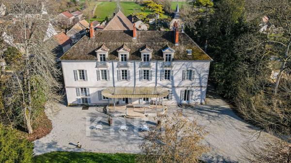 Domaine historique de 4,34 ha avec parc, piscine et dépendances - Bourgogne, proche Beaune