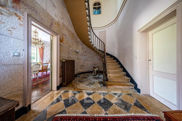 Domaine historique de 4,34 ha avec parc, piscine et dépendances - Bourgogne, proche Beaune