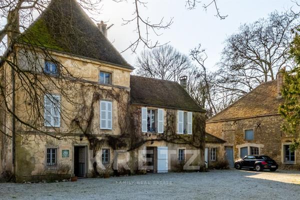 Domaine historique de 4,34 ha avec parc, piscine et dépendances - Bourgogne, proche Beaune