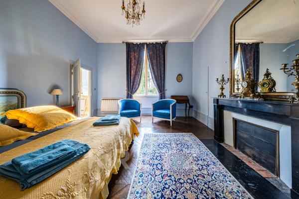 Domaine historique de 4,34 ha avec parc, piscine et dépendances - Bourgogne, proche Beaune