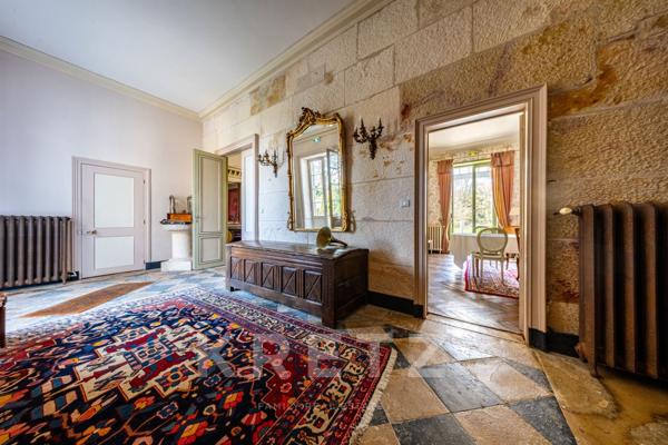 Domaine historique de 4,34 ha avec parc, piscine et dépendances - Bourgogne, proche Beaune