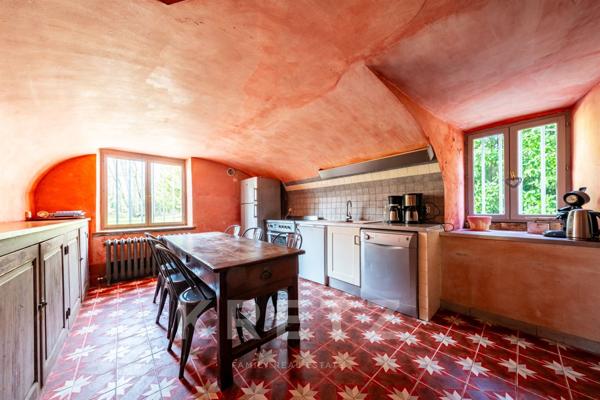 Domaine historique de 4,34 ha avec parc, piscine et dépendances - Bourgogne, proche Beaune