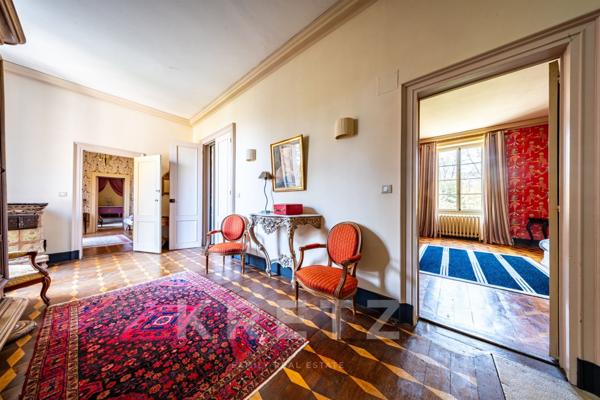 Domaine historique de 4,34 ha avec parc, piscine et dépendances - Bourgogne, proche Beaune