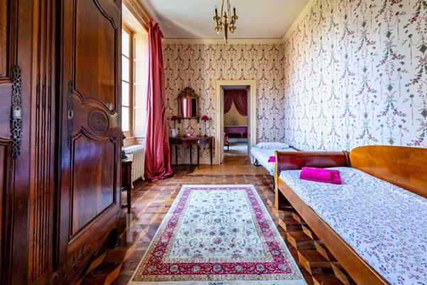 Domaine historique de 4,34 ha avec parc, piscine et dépendances - Bourgogne, proche Beaune