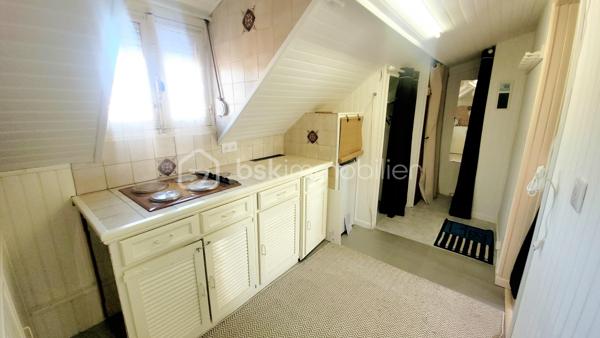 EXCLUSIVITE LIBRE POUR VISITE !
Opportunité investisseur à Le Tréport (76470), petite station balnéaire de la Côte d'Albâtre :
A seulement 10 minutes à pied de la mer, du port et des commerces de proximité, charmant studio mansardé de 17,15 m² loi Carrez (plus de 22 m² de surface au sol), situé au 3ème et dernier étage d'une petite copropriété bénévole.
Il comprend : une entrée sur cuisine aménagée et semi équipée (plaques de cuisson, petit réfrigérateur et machine à laver), une pièce à vivre (orientée Sud-Est) et une salle de bains avec WC.

Le studio est lumineux grâce à la lumière traversante de ses 3 fenêtres donnant sur des points de vues dégagées : l'église, le port commercial et une petite vue mer latérale.

Huisseries bois double vitrage (8 mm), volets roulants manuels.
Chauffe-eau 50 L
Pas de mode de chauffage fixe actuel (installation tout électrique possible).
Vendu meublé et équipé
Electricité refaite en 2019 & toilettes changés en 2022
Tout à l'égout
Non soumis au DPE

Taxe foncière 2025 : 422 €
Taxe d'habitation 2025 : 318 €
Faibles charges annuelles :  200 €

Potentiel :
Idéal pour un projet locatif ou un pied-à-terre marin, ce bien bénéficie d'une situation privilégiée dans le calme recherché du quartier de l'église Saint-Jacques. Stationnement gratuit à proximité immédiate.
Des travaux de modernisation & d'aménagement sont à prévoir pour révéler tout le charme de ce studio & optimiser les espaces (voir les projections proposées grâce à l'IA), mais tout à fait habitable en l'état.
Pas d'accès PMR

Pour ne pas passer à côté de cette opportunité exclusive, contactez-moi dès aujourd'hui pour organiser une visite !
Conformément aux dispositions de l'article R561-5-1 du code monétaire et financier, une pièce d'identité sera demandée à chaque visiteur durant la visite.