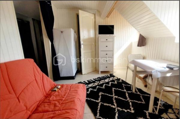 EXCLUSIVITE LIBRE POUR VISITE !
Opportunité investisseur à Le Tréport (76470), petite station balnéaire de la Côte d'Albâtre :
A seulement 10 minutes à pied de la mer, du port et des commerces de proximité, charmant studio mansardé de 17,15 m² loi Carrez (plus de 22 m² de surface au sol), situé au 3ème et dernier étage d'une petite copropriété bénévole.
Il comprend : une entrée sur cuisine aménagée et semi équipée (plaques de cuisson, petit réfrigérateur et machine à laver), une pièce à vivre (orientée Sud-Est) et une salle de bains avec WC.

Le studio est lumineux grâce à la lumière traversante de ses 3 fenêtres donnant sur des points de vues dégagées : l'église, le port commercial et une petite vue mer latérale.

Huisseries bois double vitrage (8 mm), volets roulants manuels.
Chauffe-eau 50 L
Pas de mode de chauffage fixe actuel (installation tout électrique possible).
Vendu meublé et équipé
Electricité refaite en 2019 & toilettes changés en 2022
Tout à l'égout
Non soumis au DPE

Taxe foncière 2025 : 422 €
Taxe d'habitation 2025 : 318 €
Faibles charges annuelles :  200 €

Potentiel :
Idéal pour un projet locatif ou un pied-à-terre marin, ce bien bénéficie d'une situation privilégiée dans le calme recherché du quartier de l'église Saint-Jacques. Stationnement gratuit à proximité immédiate.
Des travaux de modernisation & d'aménagement sont à prévoir pour révéler tout le charme de ce studio & optimiser les espaces (voir les projections proposées grâce à l'IA), mais tout à fait habitable en l'état.
Pas d'accès PMR

Pour ne pas passer à côté de cette opportunité exclusive, contactez-moi dès aujourd'hui pour organiser une visite !
Conformément aux dispositions de l'article R561-5-1 du code monétaire et financier, une pièce d'identité sera demandée à chaque visiteur durant la visite.