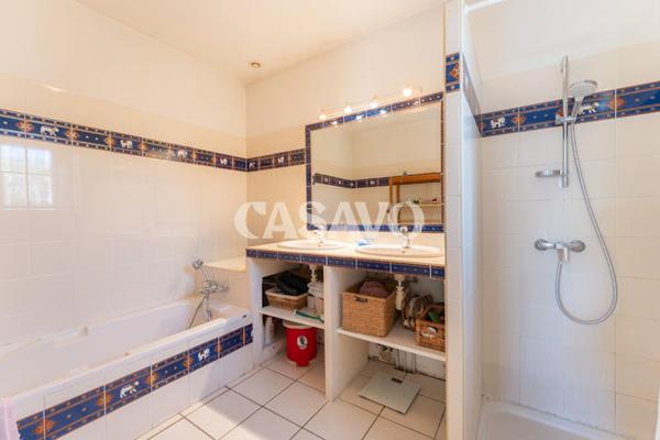 Vente Maison 6 pièces de 180m² - 13590 Meyreuil