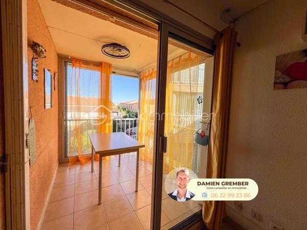 À Marseillan-Plage, découvrez ce 2 pièces de 25 m² Carrez, complété par une loggia d'environ 4,50 m², offrant une surface totale au sol d’environ 30 m².

Situé dans un environnement agréable à proximité immédiate de la mer, l'appartement bénéficie d'une belle luminosité et d'une vue plaisante sur les espaces végétalisés de la résidence.

L'espace de vie se compose d'un séjour avec cuisine ouverte d'environ 16,5 m², prolongé par la loggia, véritable pièce supplémentaire permettant de profiter pleinement des beaux jours.

L'appartement dispose également d'une chambre indépendante, d'une salle d'eau avec WC ainsi que d'un espace de rangement.

Un stationnement privatif complète le bien.

La plage est accessible en seulement quelques minutes à pied, tout comme les commerces, restaurants et animations de Marseillan-Plage.

Vendu meublé et équipé, cet appartement se prête parfaitement à un pied-à-terre en bord de mer, une résidence secondaire ou un investissement locatif saisonnier.

Les + :

• Loggia lumineuse
• Vue agréable sur la végétation
• Parking privatif
• Plage à proximité immédiate
• Vendu meublé et équipé
• Accès direct sur la plage à environ 150 mètres !

La cerise sur le gâteau :
Ravalement des façades voté et prochainement réalisé, démarrage en septembre 2026 sur une durée prévue de 8 mois pour la copropriété (un planning d’intervention communiqué par le syndic bâtiment par bâtiment) : l’intégralité du coût soit environ 4300€ restera supporté par le vendeur.

Idéal résidence secondaire ou investissement.

Un appartement fonctionnel et particulièrement bien situé pour profiter pleinement de Marseillan-Plage et de la Méditerranée.

⸻

📞 Intéressé(e) ?

🎥 Accédez à la Visite virtuelle 360° depuis l'annonce pour une découverte immersive en toute autonomie.
Contactez Damien GREMBER – BSK Immobilier pour tout renseignement ou pour une visite sur place.