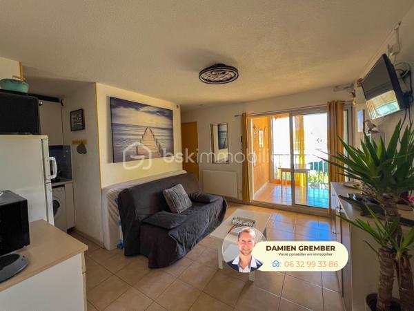 À Marseillan-Plage, découvrez ce 2 pièces de 25 m² Carrez, complété par une loggia d'environ 4,50 m², offrant une surface totale au sol d’environ 30 m².

Situé dans un environnement agréable à proximité immédiate de la mer, l'appartement bénéficie d'une belle luminosité et d'une vue plaisante sur les espaces végétalisés de la résidence.

L'espace de vie se compose d'un séjour avec cuisine ouverte d'environ 16,5 m², prolongé par la loggia, véritable pièce supplémentaire permettant de profiter pleinement des beaux jours.

L'appartement dispose également d'une chambre indépendante, d'une salle d'eau avec WC ainsi que d'un espace de rangement.

Un stationnement privatif complète le bien.

La plage est accessible en seulement quelques minutes à pied, tout comme les commerces, restaurants et animations de Marseillan-Plage.

Vendu meublé et équipé, cet appartement se prête parfaitement à un pied-à-terre en bord de mer, une résidence secondaire ou un investissement locatif saisonnier.

Les + :

• Loggia lumineuse
• Vue agréable sur la végétation
• Parking privatif
• Plage à proximité immédiate
• Vendu meublé et équipé
• Accès direct sur la plage à environ 150 mètres !

La cerise sur le gâteau :
Ravalement des façades voté et prochainement réalisé, démarrage en septembre 2026 sur une durée prévue de 8 mois pour la copropriété (un planning d’intervention communiqué par le syndic bâtiment par bâtiment) : l’intégralité du coût soit environ 4300€ restera supporté par le vendeur.

Idéal résidence secondaire ou investissement.

Un appartement fonctionnel et particulièrement bien situé pour profiter pleinement de Marseillan-Plage et de la Méditerranée.

⸻

📞 Intéressé(e) ?

🎥 Accédez à la Visite virtuelle 360° depuis l'annonce pour une découverte immersive en toute autonomie.
Contactez Damien GREMBER – BSK Immobilier pour tout renseignement ou pour une visite sur place.