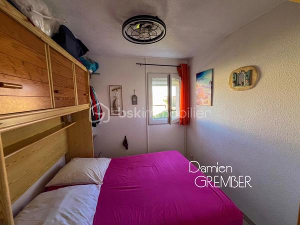À Marseillan-Plage, découvrez ce 2 pièces de 25 m² Carrez, complété par une loggia d'environ 4,50 m², offrant une surface totale au sol d’environ 30 m².

Situé dans un environnement agréable à proximité immédiate de la mer, l'appartement bénéficie d'une belle luminosité et d'une vue plaisante sur les espaces végétalisés de la résidence.

L'espace de vie se compose d'un séjour avec cuisine ouverte d'environ 16,5 m², prolongé par la loggia, véritable pièce supplémentaire permettant de profiter pleinement des beaux jours.

L'appartement dispose également d'une chambre indépendante, d'une salle d'eau avec WC ainsi que d'un espace de rangement.

Un stationnement privatif complète le bien.

La plage est accessible en seulement quelques minutes à pied, tout comme les commerces, restaurants et animations de Marseillan-Plage.

Vendu meublé et équipé, cet appartement se prête parfaitement à un pied-à-terre en bord de mer, une résidence secondaire ou un investissement locatif saisonnier.

Les + :

• Loggia lumineuse
• Vue agréable sur la végétation
• Parking privatif
• Plage à proximité immédiate
• Vendu meublé et équipé
• Accès direct sur la plage à environ 150 mètres !

La cerise sur le gâteau :
Ravalement des façades voté et prochainement réalisé, démarrage en septembre 2026 sur une durée prévue de 8 mois pour la copropriété (un planning d’intervention communiqué par le syndic bâtiment par bâtiment) : l’intégralité du coût soit environ 4300€ restera supporté par le vendeur.

Idéal résidence secondaire ou investissement.

Un appartement fonctionnel et particulièrement bien situé pour profiter pleinement de Marseillan-Plage et de la Méditerranée.

⸻

📞 Intéressé(e) ?

🎥 Accédez à la Visite virtuelle 360° depuis l'annonce pour une découverte immersive en toute autonomie.
Contactez Damien GREMBER – BSK Immobilier pour tout renseignement ou pour une visite sur place.
