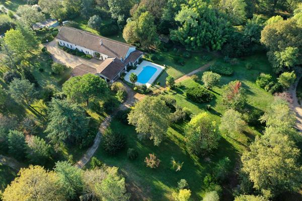 PROPRIÉTÉ DE CARACTÈRE 348 m² de plain Pied 1,8 HECTARES, PISCINE, GARAGE, ENTRE BORDEAUX ET PERIGUEUX, A PROXIMITE DE SAINT-ÉMILION ET BERGERAC