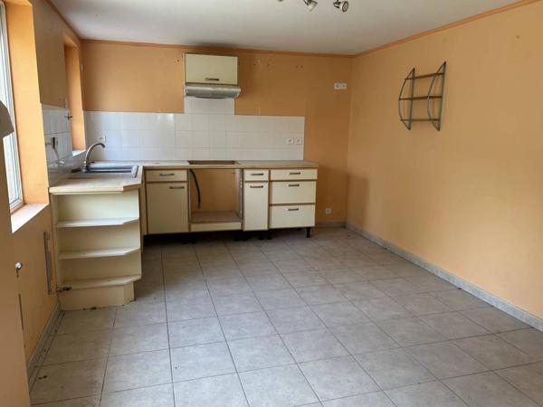 ENSEMBLE IMMOBILIER  RC COMMERCE PRET A LA LOCATION ET 1ER  ETAGE A RENOVER