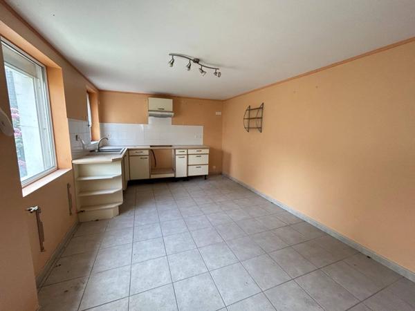 ENSEMBLE IMMOBILIER  RC COMMERCE PRET A LA LOCATION ET 1ER  ETAGE A RENOVER