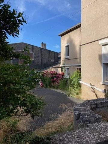 ENSEMBLE IMMOBILIER  RC COMMERCE PRET A LA LOCATION ET 1ER  ETAGE A RENOVER
