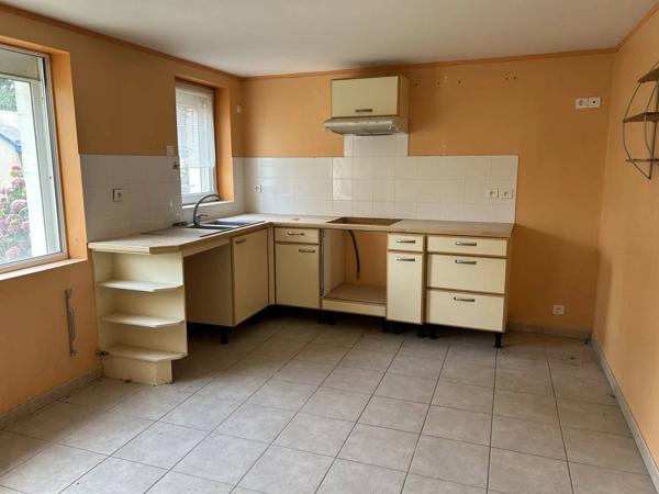 ENSEMBLE IMMOBILIER  RC COMMERCE PRET A LA LOCATION ET 1ER  ETAGE A RENOVER