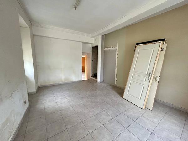ENSEMBLE IMMOBILIER  RC COMMERCE PRET A LA LOCATION ET 1ER  ETAGE A RENOVER
