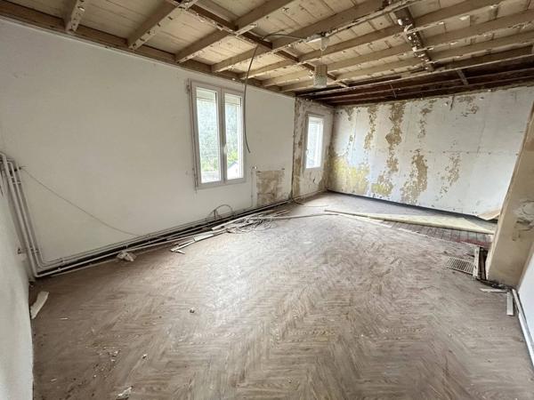 ENSEMBLE IMMOBILIER  RC COMMERCE PRET A LA LOCATION ET 1ER  ETAGE A RENOVER