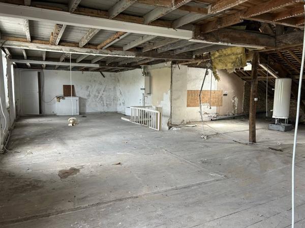 ENSEMBLE IMMOBILIER  RC COMMERCE PRET A LA LOCATION ET 1ER  ETAGE A RENOVER