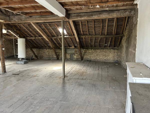 ENSEMBLE IMMOBILIER  RC COMMERCE PRET A LA LOCATION ET 1ER  ETAGE A RENOVER