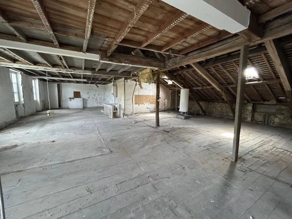 ENSEMBLE IMMOBILIER  RC COMMERCE PRET A LA LOCATION ET 1ER  ETAGE A RENOVER