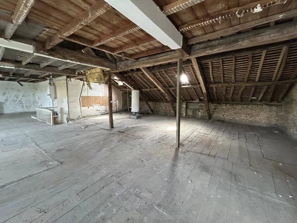 ENSEMBLE IMMOBILIER  RC COMMERCE PRET A LA LOCATION ET 1ER  ETAGE A RENOVER