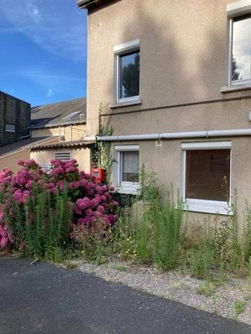 ENSEMBLE IMMOBILIER  RC COMMERCE PRET A LA LOCATION ET 1ER  ETAGE A RENOVER