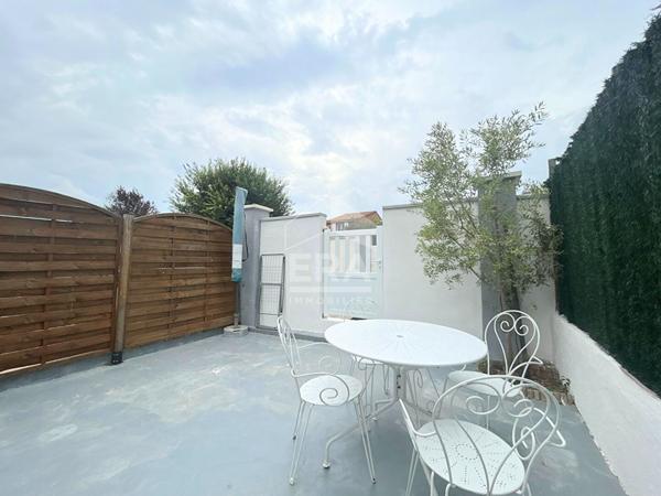 A LOUER LE PUY SAINTE REPARADE 13610 APPARTEMENT MEUBLE TYPE 2 PIECES D'ENVIRON 20M²  AVEC TERRASSE